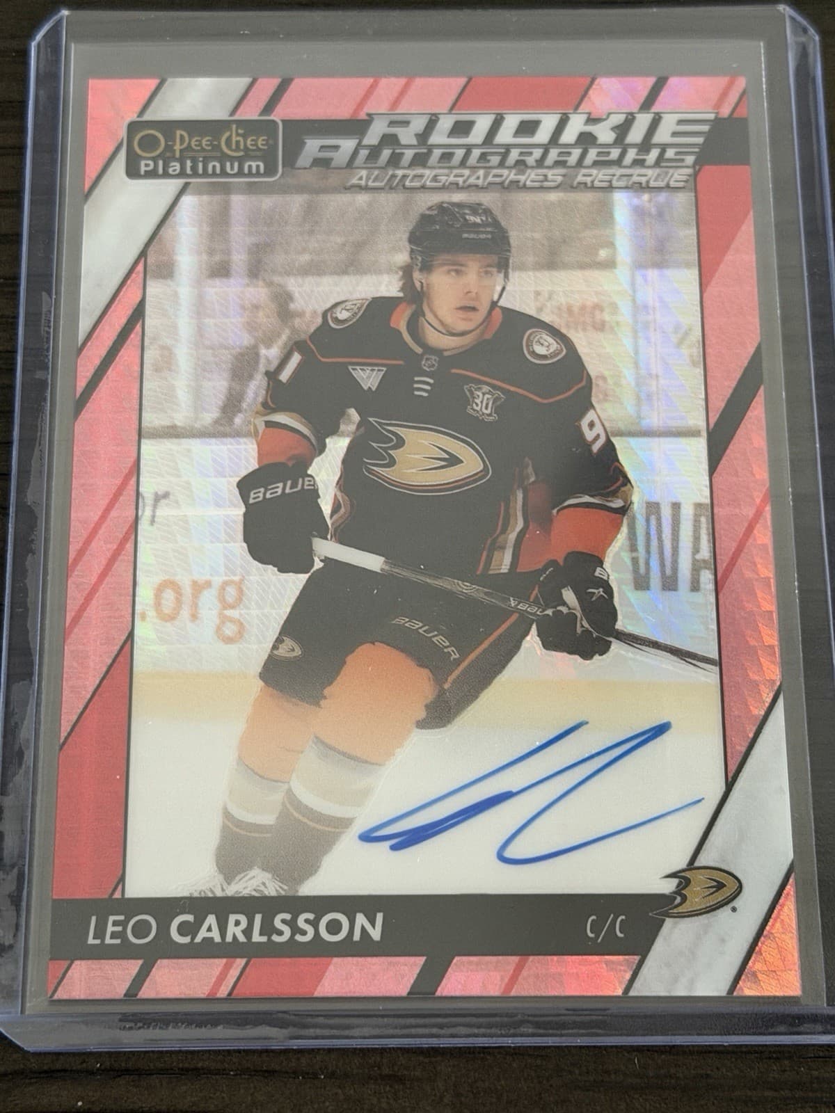 2023-24 O-PEE-CHEE PLATINUM RED PRISM AUTO LEO CARLSSON RC ROOKIE /30 🥵 🔥